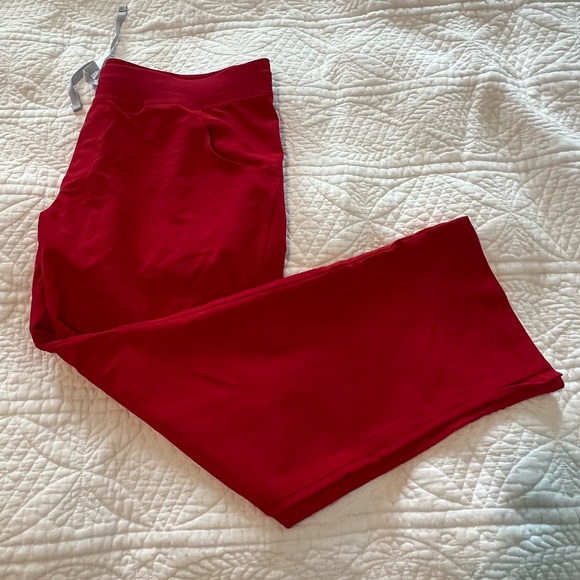 FIGS Women’s Kade Cargo Scrub Pants Size XL/P Red - Picture 1 of 9